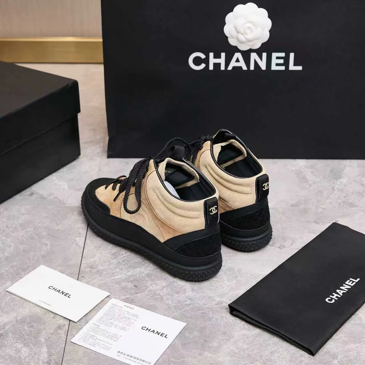 Men's men's shoes pP660! Chanel Chanel - 2025 counter top casual sneakers This classic design; the upper is electro-embroidered with a variety of techniques; the outsole is fashionable and sporty; the unusual inclusion of a variety of color matching elements... The diversified mix and match is very beautiful and versatile, casual, fashionable, sports and outdoor can be taken into account... ꫛꫀꪝ Go➫ Materials: ❶Upper is made of: original imported mercerized leather cow suede ❷Inner lining: original imported breathable sheepskin lining ❸Outsole is based on: original TPU combination outsole, full set of boutique packaging for women 35–41